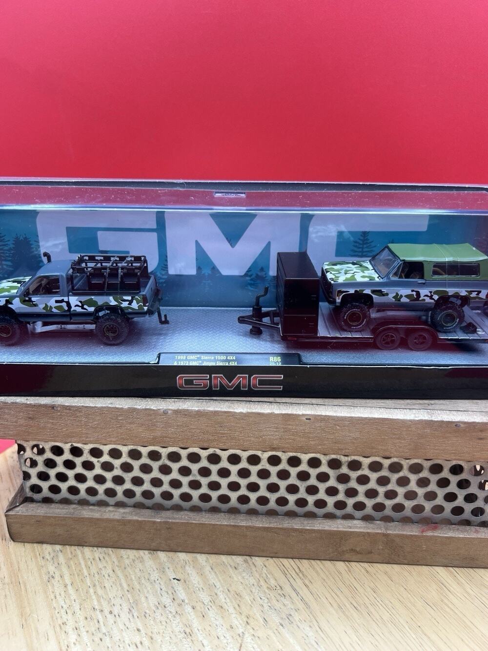 M2 Machines Auto Haulers Series ‘98 GMC Sierra 1500 4x4 & ‘73 GMC Jimmy 4x4